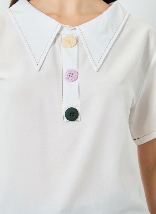 ستايلي بلوزة أبيض بأكمام قصيرة وتفاصيل أزرار - Image 3